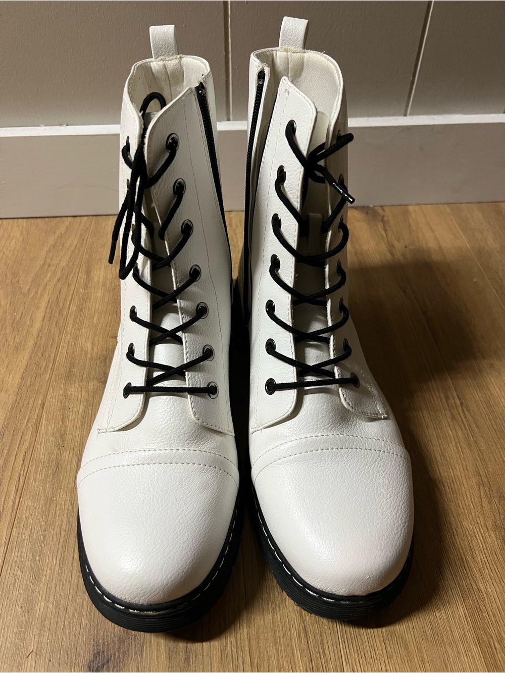 Arizona Jean Company Women’s White Lace-Up Combat Boots. Size 11